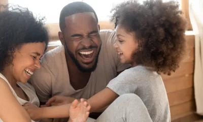 Por qué la risa compartida moldea el apego infantil de formas distintas entre madres y padres