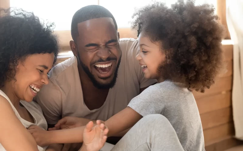 Por qué la risa compartida moldea el apego infantil de formas distintas entre madres y padres
