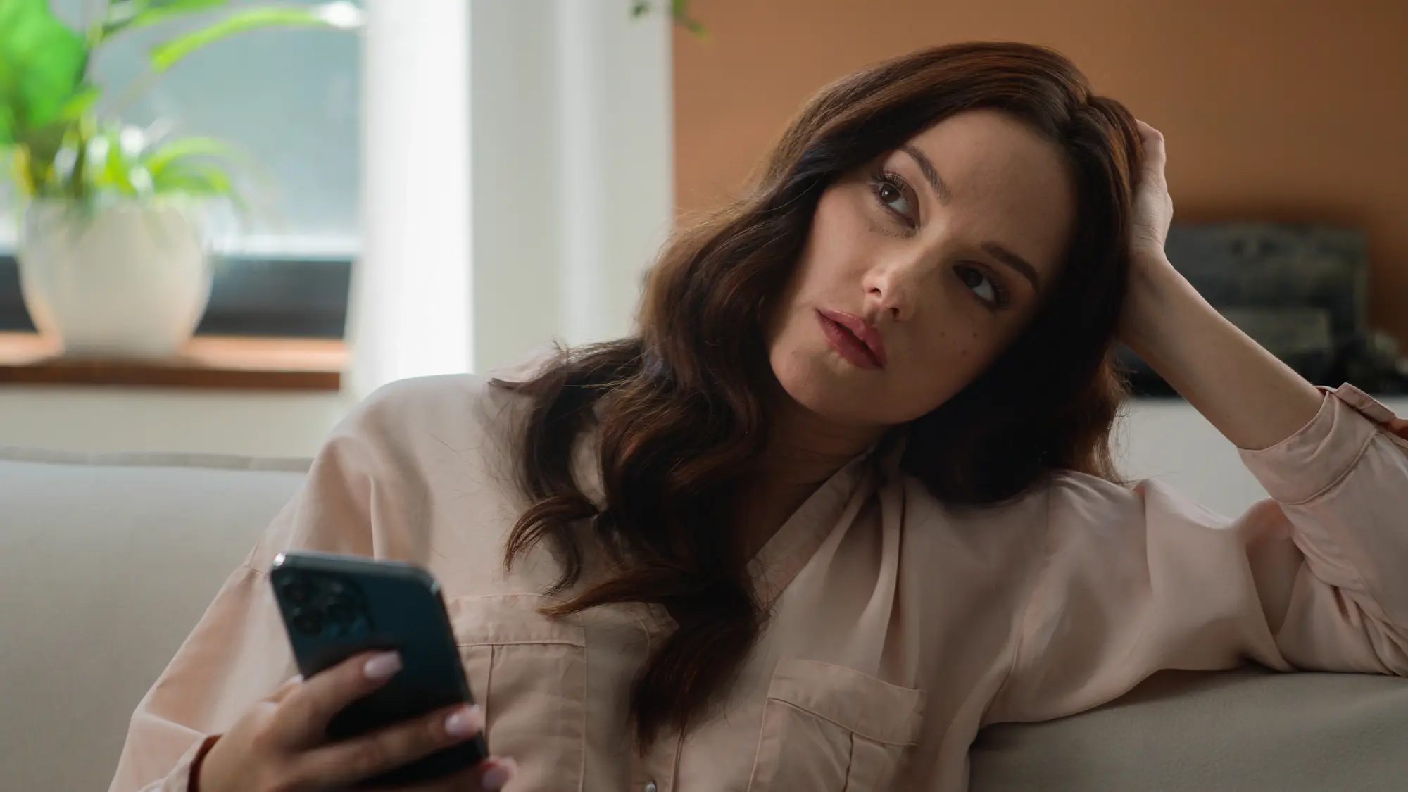 ¿Por qué usas tu smartphone y te sientes más desconectado al día siguiente?