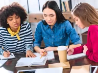 Cómo ajustar nuestras estrategias de aprendizaje mejora el rendimiento en contextos sociales e individuales