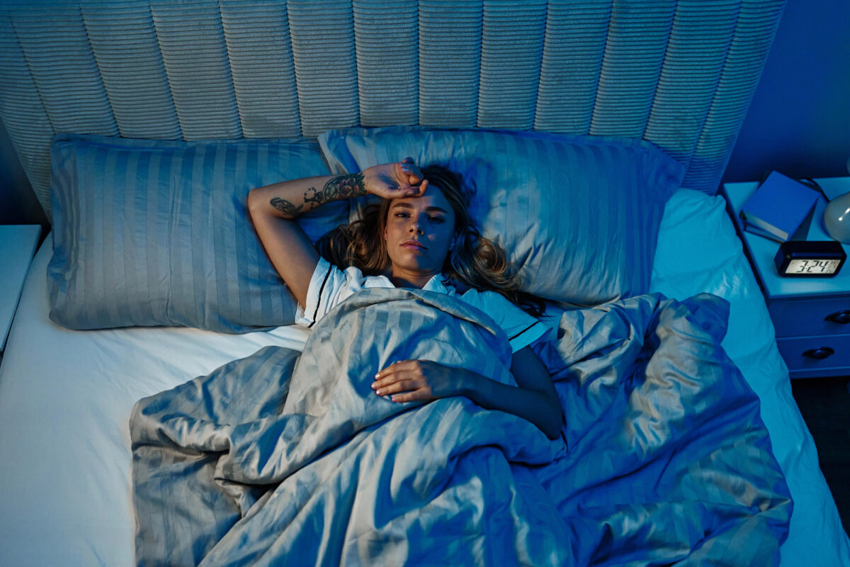 Mujer tratando de dormir
