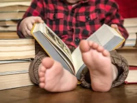 Sustituir tiempo de pantalla por lectura compartida mejora habilidades lingüísticas y emocionales en niños pequeños