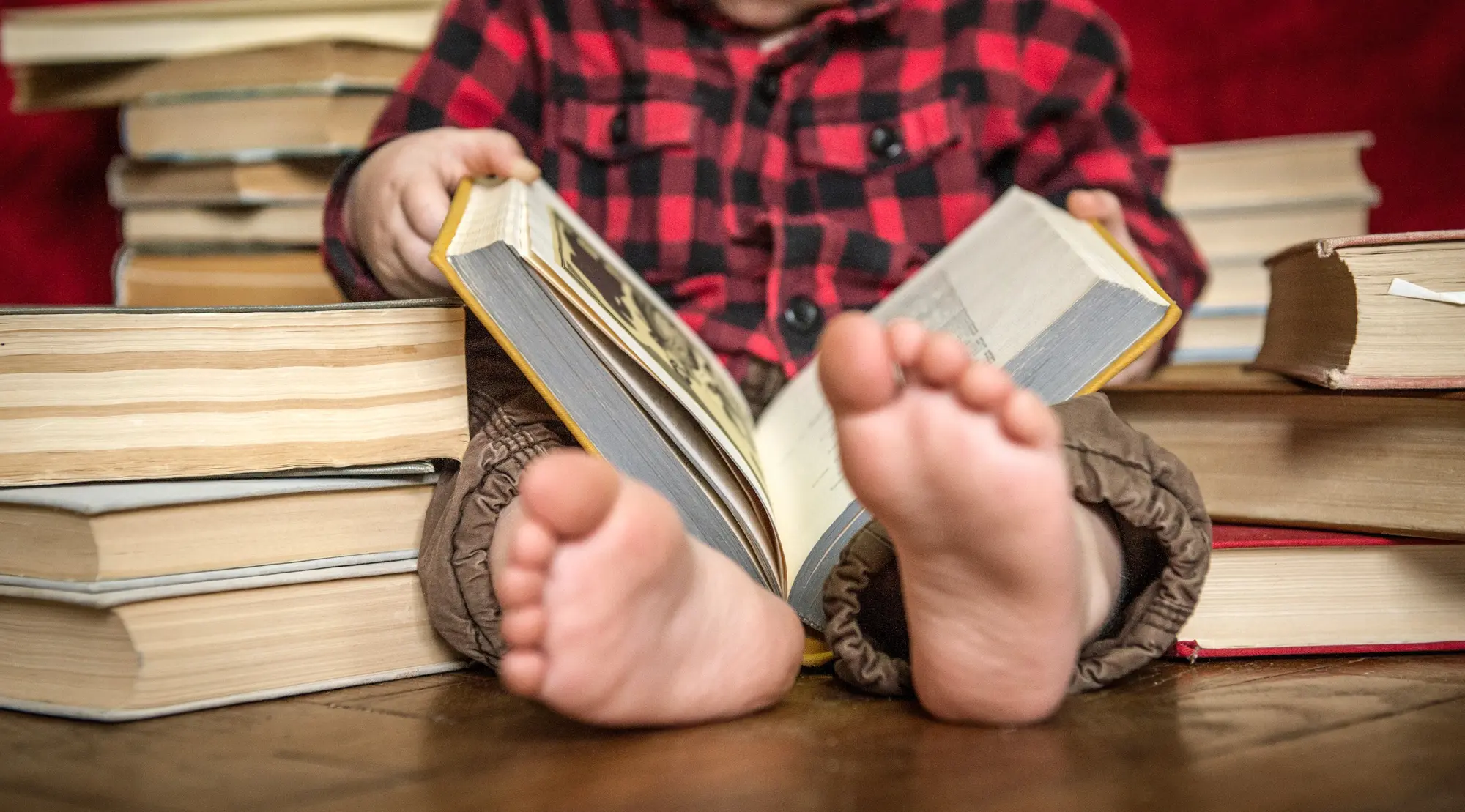 Sustituir tiempo de pantalla por lectura compartida mejora habilidades lingüísticas y emocionales en niños pequeños