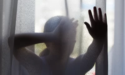 ¿Cómo el trauma infantil afecta el cerebro en pacientes con riesgo bipolar?