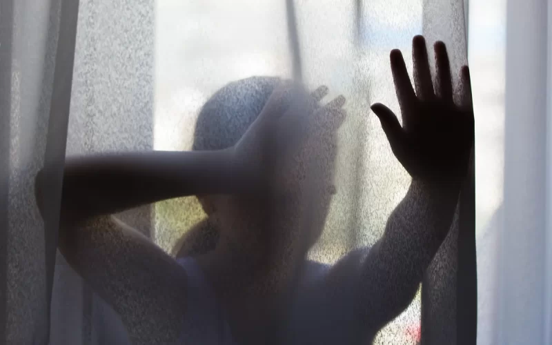 ¿Cómo el trauma infantil afecta el cerebro en pacientes con riesgo bipolar?
