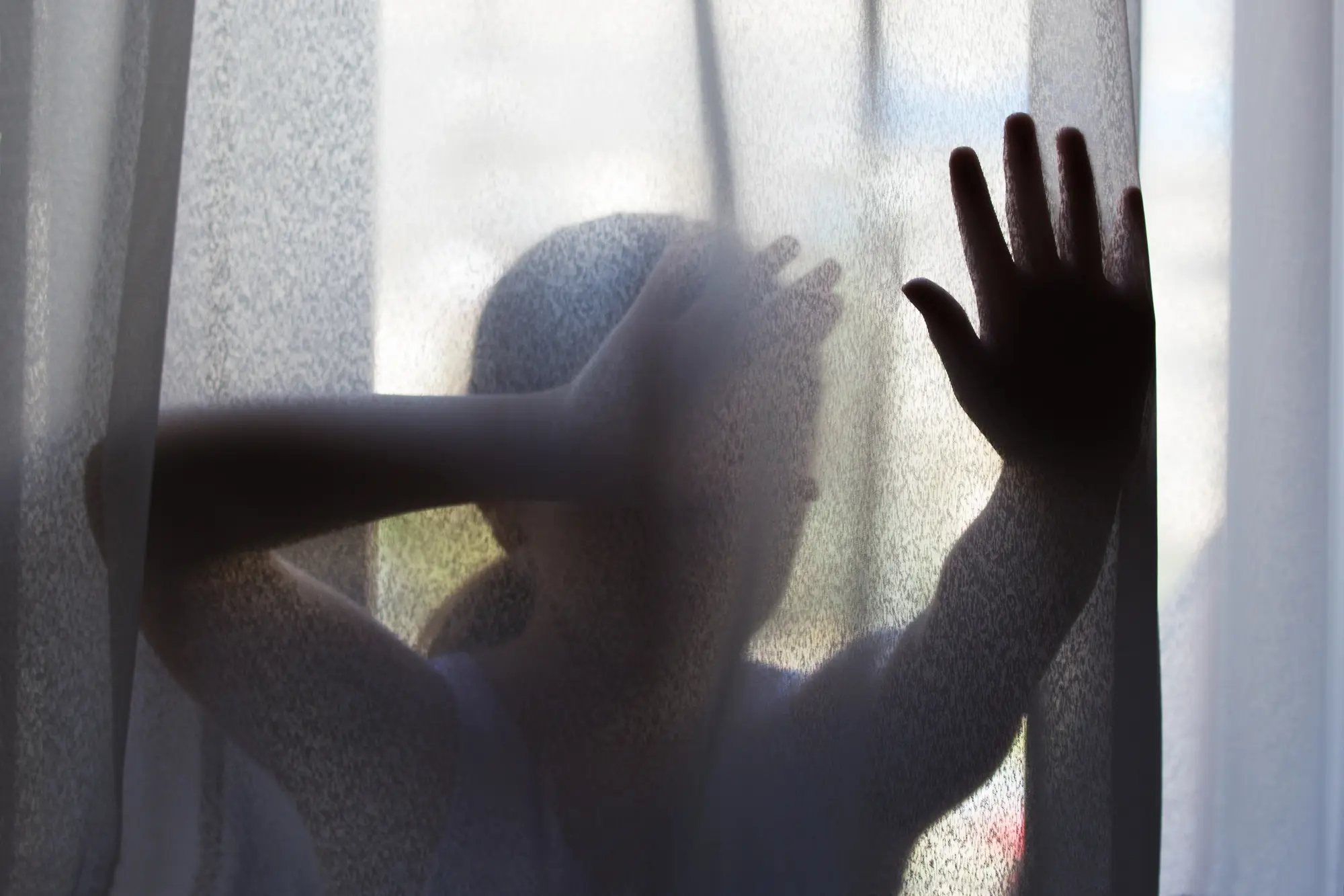 ¿Cómo el trauma infantil afecta el cerebro en pacientes con riesgo bipolar?