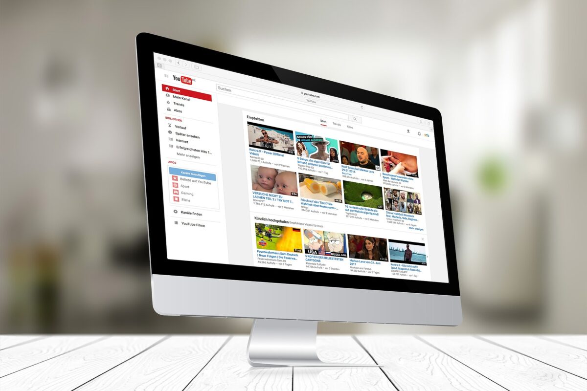 Ordenador visualizando Youtube